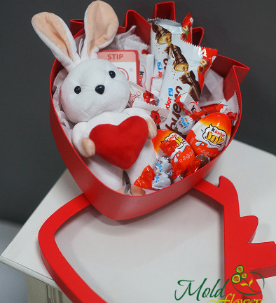 Сладкая коробка с kinder и зайчик Bunny белый h=21 см Фото 394x433